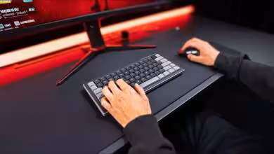 Clavier gaming Cherry Xtrfy K63W Pro Compact gris, utilisé sur un bureau avec mains en action