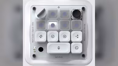 Codex Micro blanc minimaliste, vue de face, touches translucides, molette noire et boutons macro