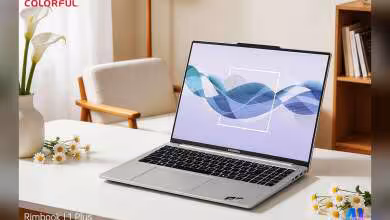 Laptop COLORFUL Rimbook L1 Plus posé sur une table, écran allumé, design fin argenté