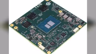 Module COM Express Type 6 AAEON vert avec puce centrale, composants soudés et connecteurs blancs aux angles