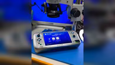 Console portable personnalisée PS4 Slim version 2 avec écran intégré et manettes latérales.