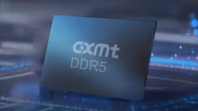 Puce mémoire CXMT DDR5 en gros plan, design noir sur fond technologique bleu