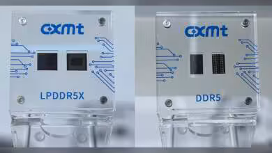 Deux puces mémoire CXMT LPDDR5X et DDR5, boîtiers métalliques transparents avec circuits imprimés visibles, face avant gravée