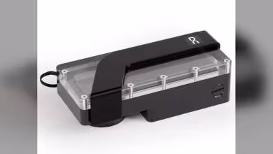 Réservoir pompe Alphacool DDCzero noir avec réservoir transparent et logo Alphacool sur fond blanc