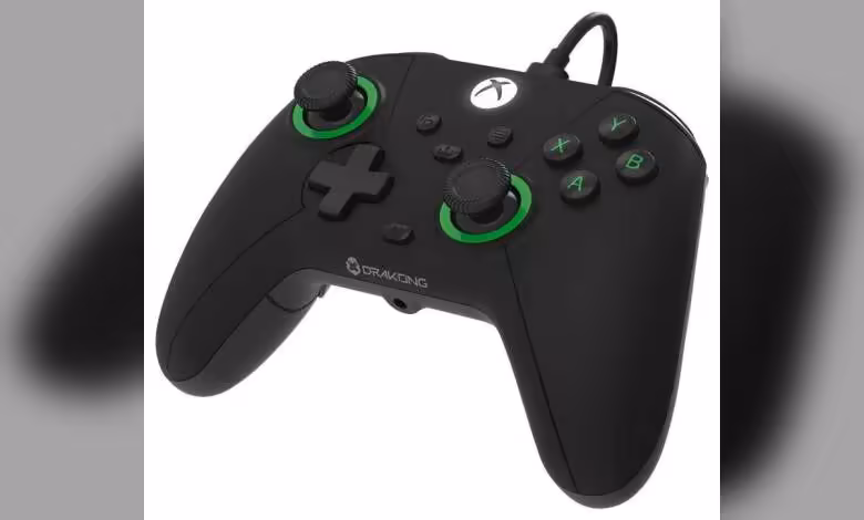 Drakong Challenger : une manette Xbox et PC à effet Hall lancée à 34,99 € 1 Manette Drakong Challenger noire sur fond blanc, vue trois quarts, câble USB visible, logo Xbox