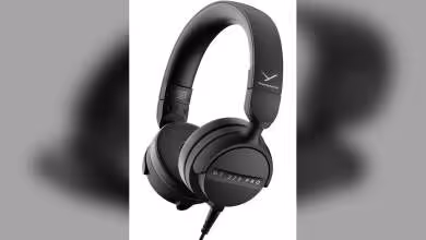 Casque monitoriaire beyerdynamic DT 275 PRO noir, vue trois-quarts sur fond blanc