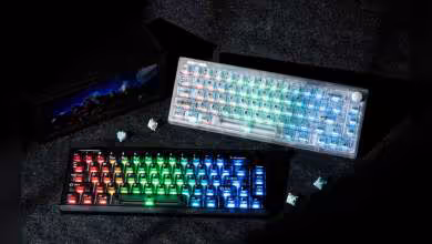 Deux claviers mécaniques Epomaker RGB, dont un modèle transparent rétroéclairé et un noir multicolore