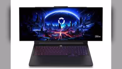 Ordinateur portable Lenovo Legion ouvert, écran gaming futuriste, clavier rétroéclairé et logo Legion visible sur le capot