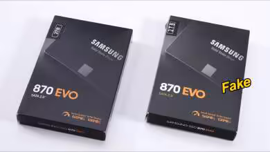 Packaging Samsung 870 EVO avec étiquette "Fake" clairement visible, fond blanc éclairé