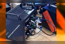 Boîtier informatique noir avec câbles connectés, éclairage professionnel fond neutre