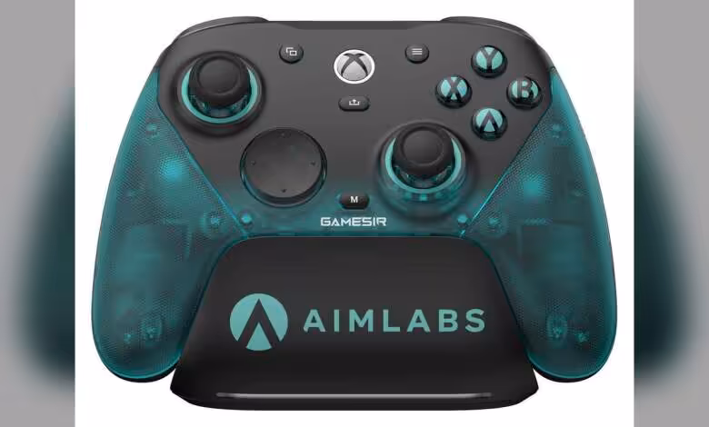 GameSir G7 Pro Aimlabs Edition : une manette Xbox sous licence avec sticks TMR 1 Manette GameSir G7 Pro Aimlabs Edition noire et turquoise, vue de face avec base Aimlabs
