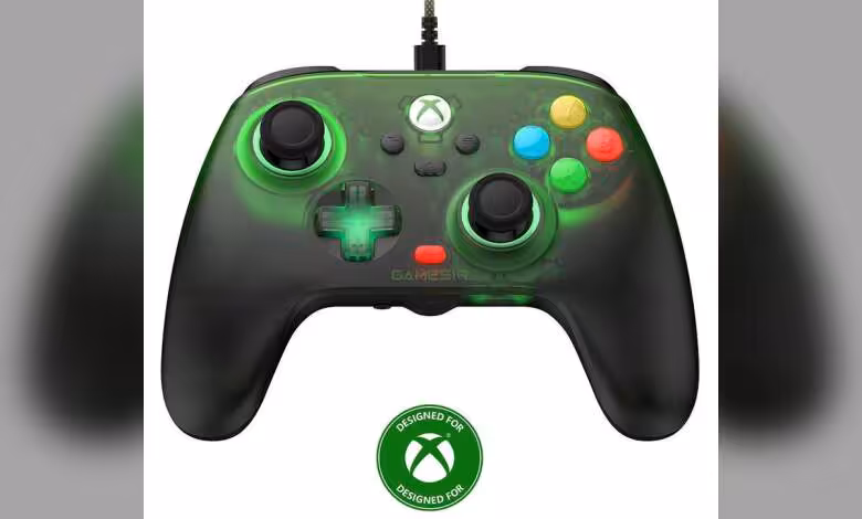 GameSir T7 Pro W Retro Green : une manette filaire Xbox et PC au look transparent rétro 1 Manette filaire GameSir T7 Pro W Retro Green vue de face, câble USB-C branché en haut