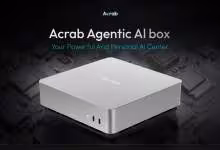 Boîtier Acrab Agentic AI box avec logo Acrab, design compact blanc, fond sombre
