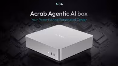Boîtier Acrab Agentic AI box avec logo Acrab, design compact blanc, fond sombre