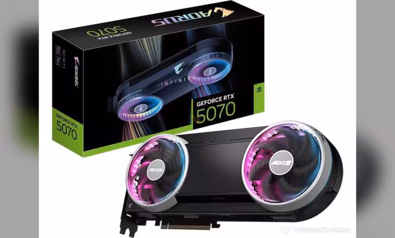 RTX 5070 AORUS INFINITY : GIGABYTE cache le 12V-2×6 sur sa carte à 2715 MHz 1 Packaging GIGABYTE AORUS RTX 5070 INFINITY, fond noir, couleurs vives, deux ventilateurs RGB
