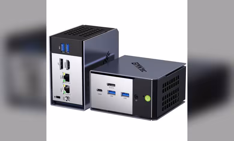 GMKtec Evo-X1 Pro : mini PC Ryzen AI 9 HX 470 avec OCuLink et 64 Go de RAM 1 Deux mini PC GMKtec Evo-X1 Pro, vue détaillée des ports USB, HDMI, LAN et alimentation