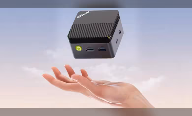 GMKtec G5S : un mini PC de 72 mm avec Celeron N5095 lancé à partir de 169 $ 1 Mini PC GMKtec G5S flottant au-dessus d'une main, fond ciel clair.