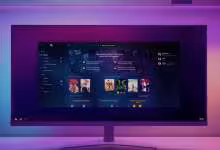 Moniteur affichant l’interface du launcher GOG Galaxy avec bibliothèque de jeux, fond lumineux violet de bureau