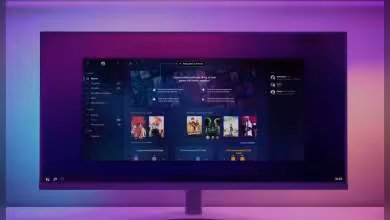 Moniteur affichant l’interface du launcher GOG Galaxy avec bibliothèque de jeux, fond lumineux violet de bureau
