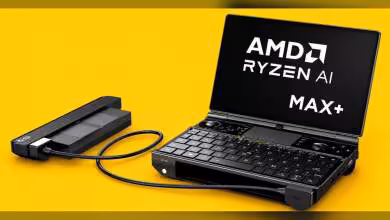 Ordinateur portable GPD WIN Max avec écran affichant "AMD Ryzen AI MAX+" fond jaune vif