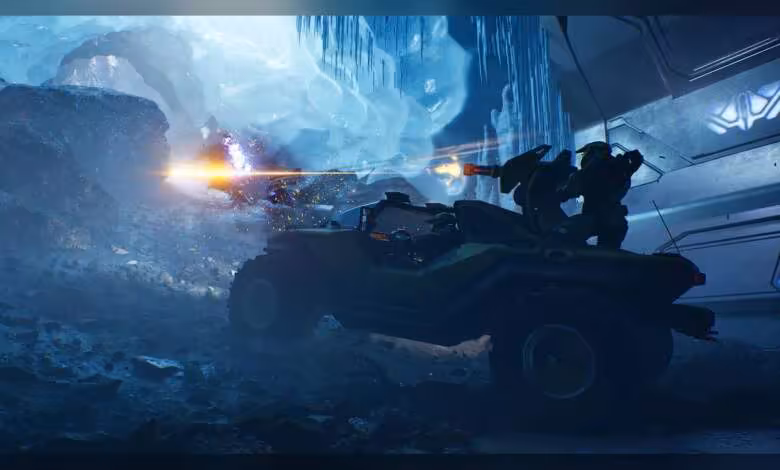 Halo Project Ekur annulé : Xbox coupe un nouveau projet multijoueur en pleine crise 1 Scène Halo avec véhicule blindé futuriste dans une grotte glacée, tirs et lumière bleue intense