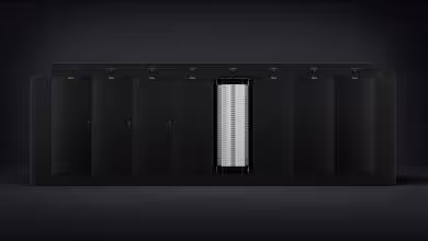 Baie serveur HPE Cray GX5000 noire, grande façade modulaire avec panneau central argenté, vue frontale industrielle