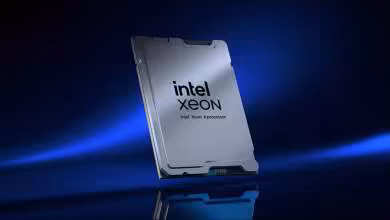 Processeur Intel Xeon argenté sur fond bleu, vue de face avec logo Intel Xeon visible