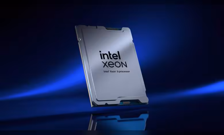 Hyper-Threading : Intel confirme son retour en 2028 avec les Xeon 8 Coral Rapids 1 Processeur Intel Xeon argenté sur fond bleu, vue de face avec logo Intel Xeon visible