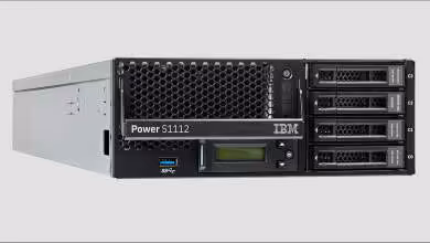 Serveur rack IBM Power S1112 noir, vue de face avec baies hot-swap et logo IBM