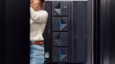 Mainframe IBM z17 installé en salle, vue frontale avec modules noirs et accents bleus