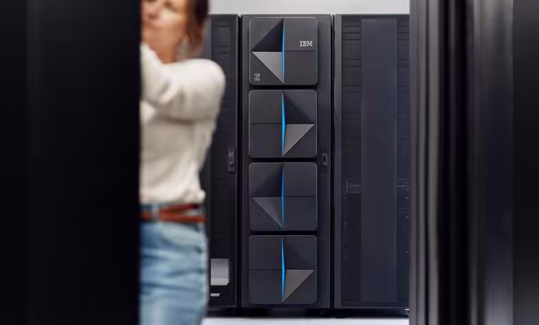 IBM z17 : IBM décline enfin ses mainframes en rack compact et en châssis simple 1 Mainframe IBM z17 installé en salle, vue frontale avec modules noirs et accents bleus