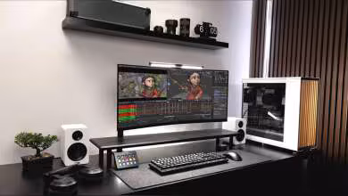 Station de travail iBUYPOWER blanche avec boîtier vitré, double écran, clavier mécanique et enceintes de bureau