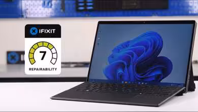 ASUS ROG Flow Z13 avec écran Windows affiché, à côté du badge iFixit réparabilité 7/10