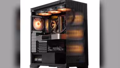 Boîtier In Win L50 BREEZE assemblé avec composants RGB, trois ventilateurs supérieurs et façade striée