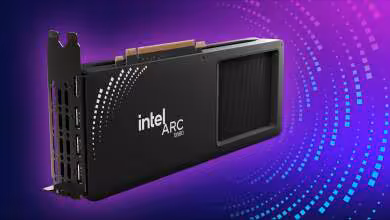 Carte graphique Intel Arc noire avec logo Intel et design à double fente sur fond violet pixelisé