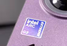 Logo Intel Arc Extreme G3 sur surface violette de carte graphique