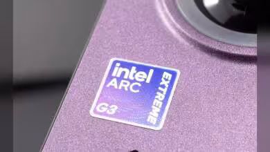 Logo Intel Arc Extreme G3 sur surface violette de carte graphique