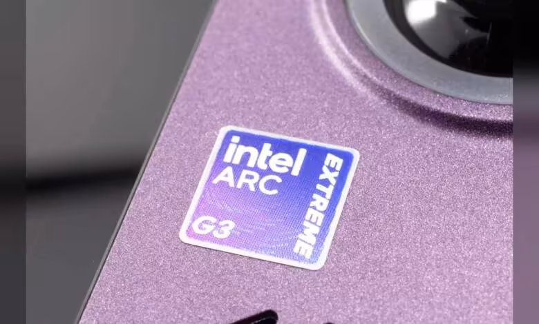 Logo Intel Arc Extreme G3 sur surface violette de carte graphique