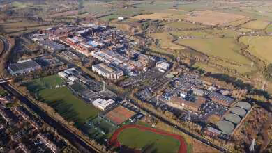 Vue aérienne d’un vaste complexe industriel Intel avec bâtiments, parkings et terrains environnants en zone rurale