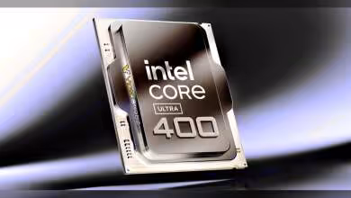 Processeur Intel Core Ultra 400 sur fond sombre avec éclairage professionnel contrasté