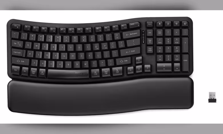 Kensington KB620-RC : un clavier ergonomique compact, rechargeable et multi-appareils 1 Clavier ergonomique Kensington KB620-RC noir avec repose-poignets et récepteur USB sans fil visible
