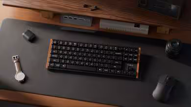 Clavier Keychron K1 Ultra 8K TKL low-profile avec accents bois, posé sur un bureau avec souris et montre.