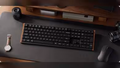 Clavier Keychron K5 Ultra 8K low profile sur bureau, vue produit avec souris, montre et objectif photo