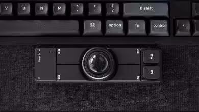 Keychron Nape Pro noir posé sous un clavier, avec trackball central et boutons M1 M2