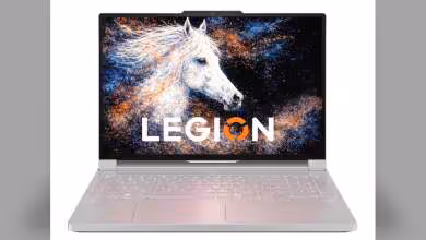Lenovo Legion R9000P laptop gris argenté, écran affichant logo Legion avec tête de cheval et clavier rétroéclairé