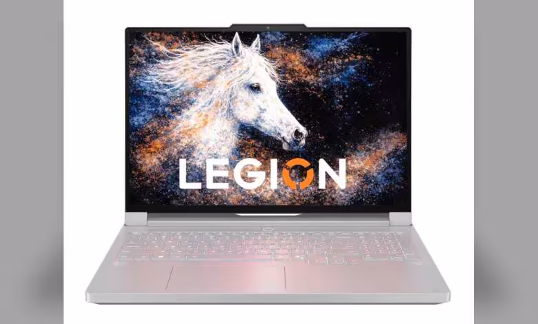 Legion R9000P : Lenovo inaugure le premier laptop OLED imprimé par jet d’encre 1 Lenovo Legion R9000P laptop gris argenté, écran affichant logo Legion avec tête de cheval et clavier rétroéclairé