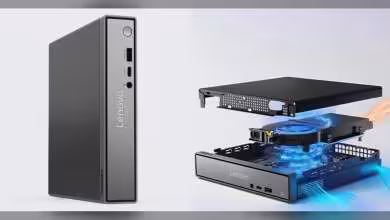 Lenovo Lunar Lake 1L Desktop avec composants internes visibles, éclairage bleu vif, fond neutre