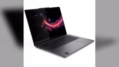 Lenovo portable Strix Halo éclairage rouge vif sur fond noir détaillé