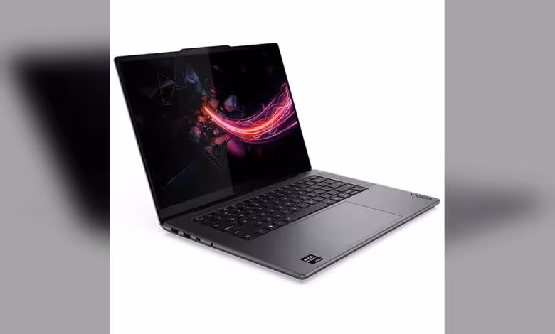Strix Halo : Lenovo décline deux 15,3 pouces en Ryzen AI Max+ 388 et 392 avec 64 Go 1 Lenovo portable Strix Halo éclairage rouge vif sur fond noir détaillé