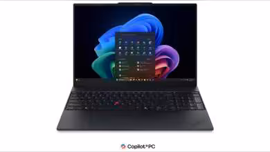 Ordinateur portable Lenovo ThinkPad avec écran allumé, couleurs contrastées et fond noir